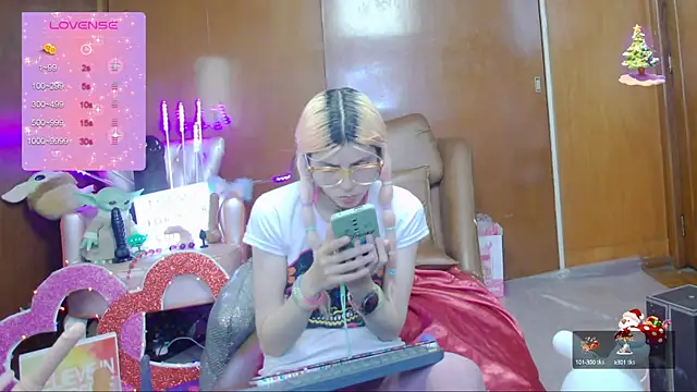 Snapshot of Skinygirl chatting on 03/18/25, 12:38 Skinygirl online show from 03/18/25, 12:38