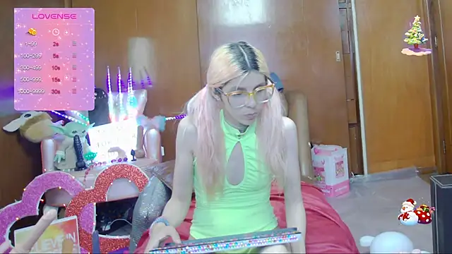 Snapshot of Skinygirl chatting on 03/22/25, 12:49 Skinygirl online show from 03/22/25, 12:49