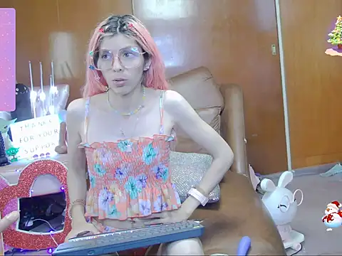 Snapshot of Skinygirl chatting on 10/18/25, 12:35 Skinygirl online show from 10/18/25, 12:35