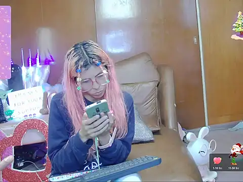 Snapshot of Skinygirl chatting on 10/19/25, 02:01 Skinygirl online show from 10/19/25, 02:01