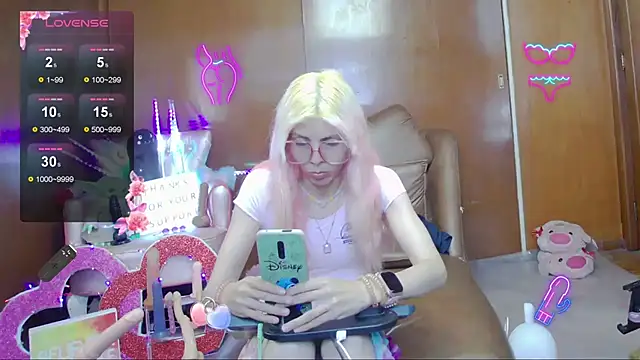 Snapshot of Skinygirl chatting on 11/10/25, 10:42 Skinygirl online show from 11/10/25, 10:42