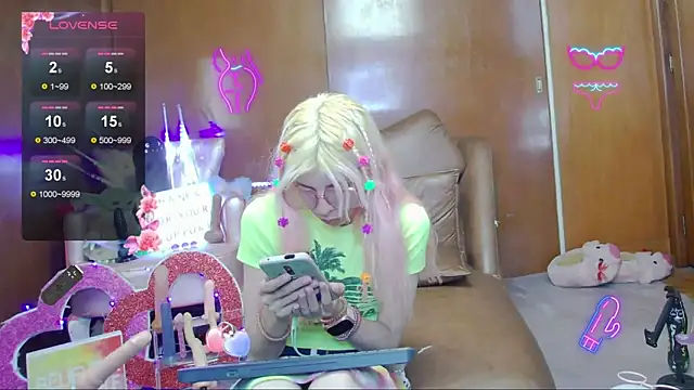 Snapshot of Skinygirl chatting on 11/12/25, 11:58 Skinygirl online show from 11/12/25, 11:58