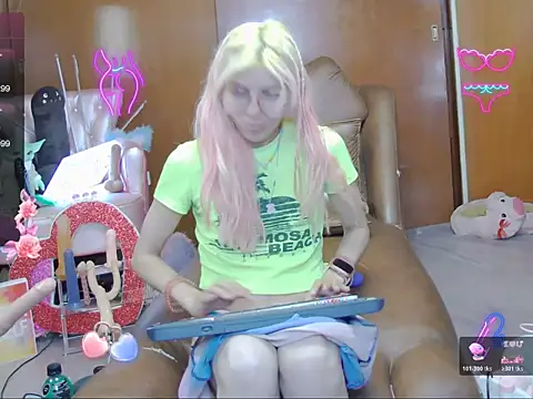 Snapshot of Skinygirl chatting on 11/17/25, 11:43 Skinygirl online show from 11/17/25, 11:43