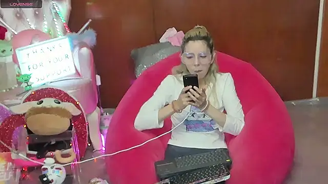 Snapshot of Skinygirl chatting on 06/26/26, 11:53 Skinygirl online show from 06/26/26, 11:53