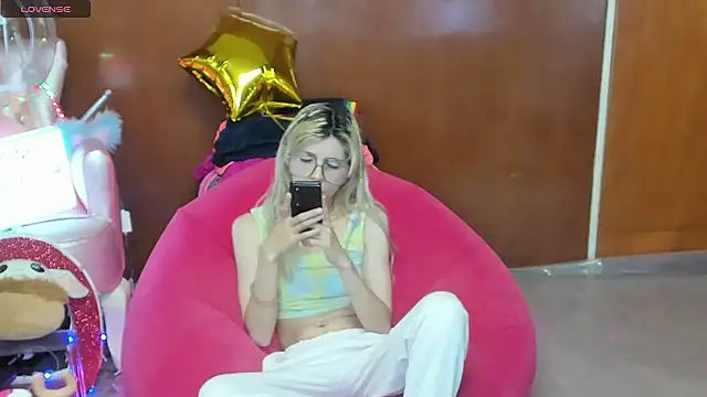 Snapshot of Skinygirl chatting on 07/21/26, 11:18 Skinygirl online show from 07/21/26, 11:18