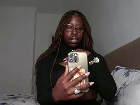 Snapshot of MadamIndigo chatting on 02/07/25, 07:38 MadamIndigo online show from 02/07/25, 07:38