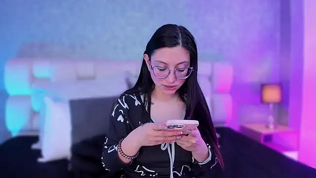 lucy neil online show from 02/04/25, 07:11