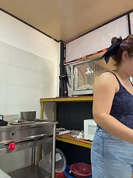 Lucyklein2022 online show from 10/09/25, 04:16