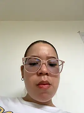 Lucyklein2022 online show from 03/29/26, 04:40