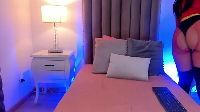 Emma Torres   online show from 01/28/25, 12:00