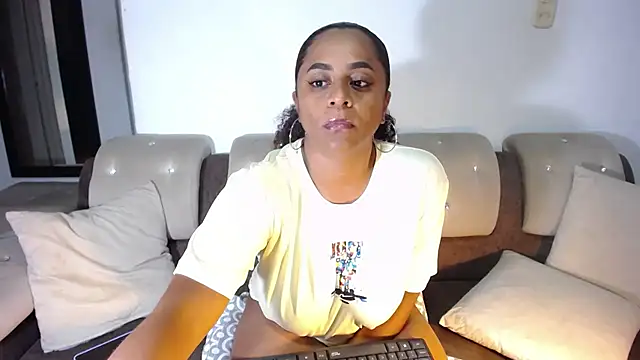 Snapshot of BellaKarla chatting on 09/24/25, 03:21 BellaKarla online show from 09/24/25, 03:21