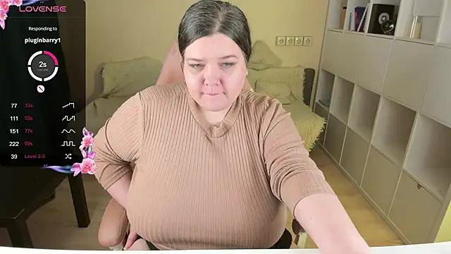 Snapshot of PlumPie chatting on 11/08/25, 11:03 PlumPie online show from 11/08/25, 11:03