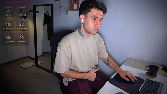 Snapshot of HonestAndrew chatting on 02/13/26, 06:42 HonestAndrew online show from 02/13/26, 06:42