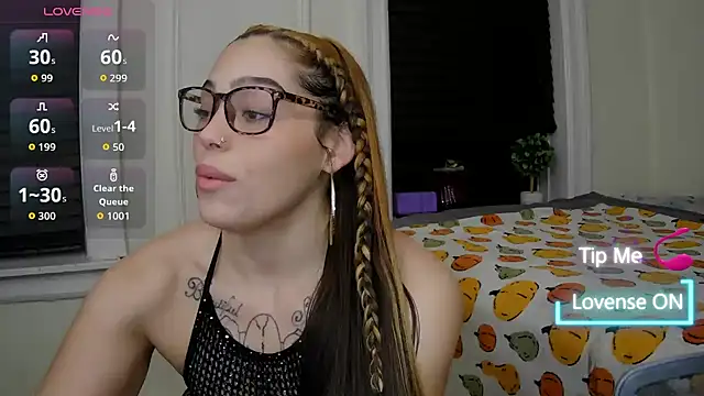 Snapshot of sapphirestorm8 chatting on 11/11/25, 03:28 sapphirestorm8 online show from 11/11/25, 03:28