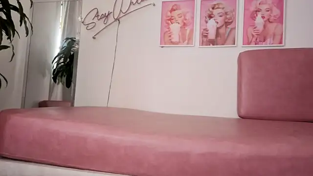 Snapshot of Adele_LatinLady chatting on 11/30/25, 09:08 Adele LatinLady online show from 11/30/25, 09:08