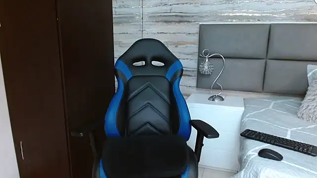 Snapshot of oliver__brown chatting on 12/31/24, 10:01 oliver brown online show from 12/31/24, 10:01