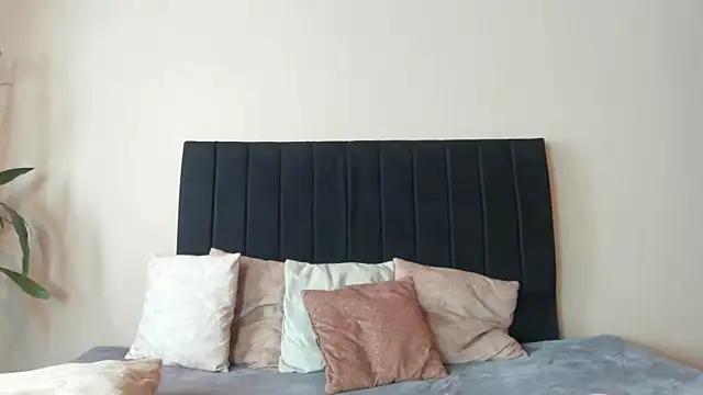 Snapshot of Isa_And_Natasha chatting on 02/20/25, 03:30 Isa And Natasha online show from 02/20/25, 03:30