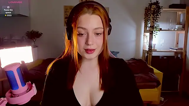 Snapshot of Sofy_Benson chatting on 09/27/25, 02:33 Sofy Benson online show from 09/27/25, 02:33