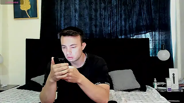 Snapshot of lissandthor13 chatting on 11/19/25, 01:22 lissandthor13 online show from 11/19/25, 01:22