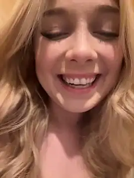 Snapshot of CherryAuroraa chatting on 12/21/24, 04:03 CherryAuroraa online show from 12/21/24, 04:03