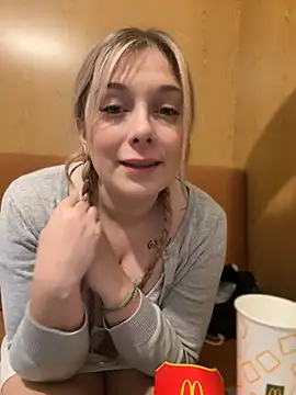 Snapshot of CherryAuroraa chatting on 12/29/24, 12:20 CherryAuroraa online show from 12/29/24, 12:20