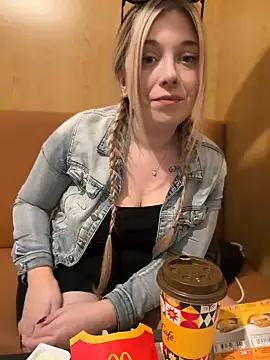 Snapshot of CherryAuroraa chatting on 01/01/25, 10:03 CherryAuroraa online show from 01/01/25, 10:03