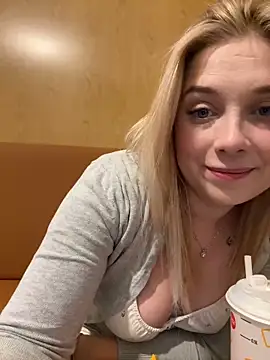 Snapshot of CherryAuroraa chatting on 01/28/25, 10:01 CherryAuroraa online show from 01/28/25, 10:01