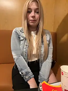 Snapshot of CherryAuroraa chatting on 02/05/25, 08:25 CherryAuroraa online show from 02/05/25, 08:25