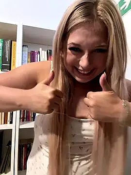 Snapshot of CherryAuroraa chatting on 09/19/25, 10:49 CherryAuroraa online show from 09/19/25, 10:49