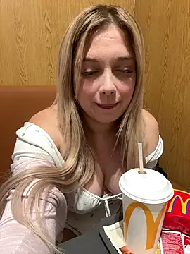 Snapshot of CherryAuroraa chatting on 12/13/25, 09:42 CherryAuroraa online show from 12/13/25, 09:42