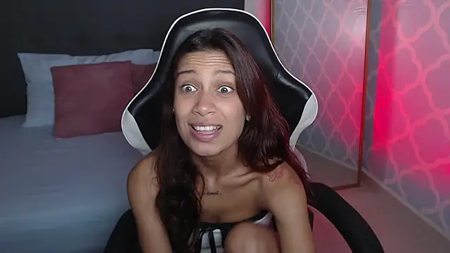 Snapshot of cora_22 chatting on 10/10/25, 12:48 cora 22 online show from 10/10/25, 12:48