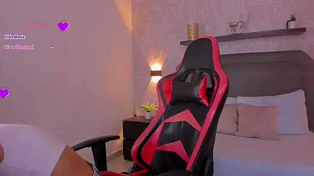 Snapshot of cora_22 chatting on 10/27/25, 12:53 cora 22 online show from 10/27/25, 12:53