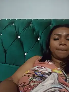 Snapshot of louise_nails chatting on 05/17/26, 11:28 louise nails online show from 05/17/26, 11:28