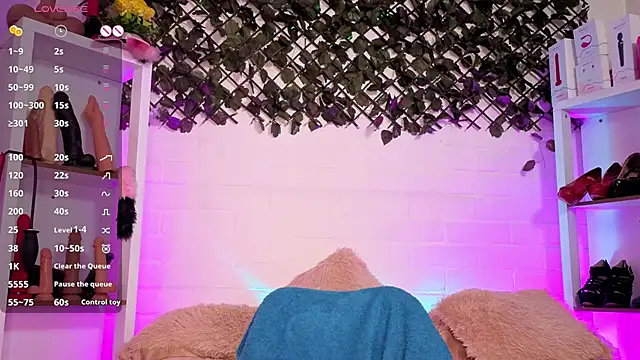 Snapshot of louise_nails chatting on 07/18/26, 03:54 louise nails online show from 07/18/26, 03:54