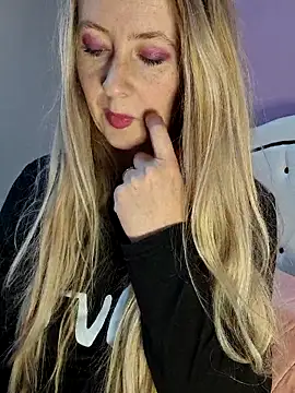 Snapshot of VictoriaMiami chatting on 11/10/25, 11:42 VictoriaMiami online show from 11/10/25, 11:42