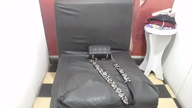 Laura hottt online show from 10/17/25, 03:25