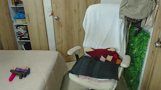 Snapshot of Neerea chatting on 10/17/25, 12:36 Neerea online show from 10/17/25, 12:36