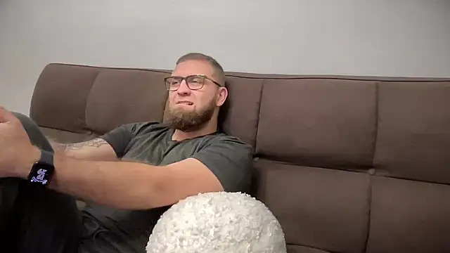 Snapshot of Bear_bear_ chatting on 12/28/24, 04:30 Bear bear online show from 12/28/24, 04:30