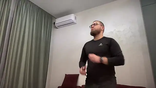 Snapshot of Bear_bear_ chatting on 02/13/25, 04:28 Bear bear online show from 02/13/25, 04:28