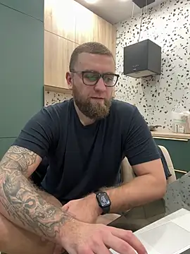 Snapshot of Bear_bear_ chatting on 02/14/25, 01:29 Bear bear online show from 02/14/25, 01:29