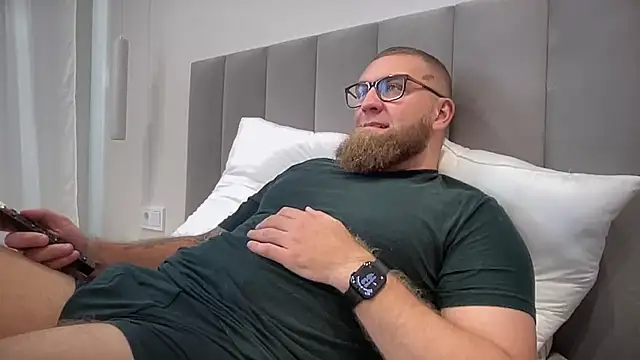 Snapshot of Bear_bear_ chatting on 09/30/25, 10:20 Bear bear online show from 09/30/25, 10:20