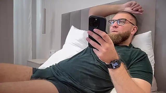 Snapshot of Bear_bear_ chatting on 10/01/25, 10:10 Bear bear online show from 10/01/25, 10:10