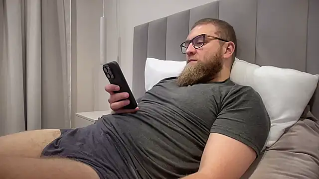 Snapshot of Bear_bear_ chatting on 10/22/25, 10:04 Bear bear online show from 10/22/25, 10:04