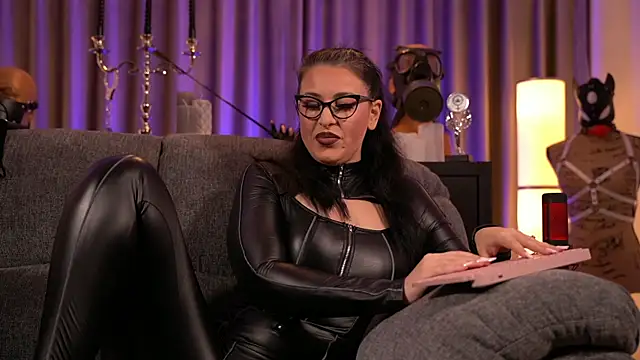 Snapshot of kelly_kent chatting on 12/11/24, 01:47 kelly kent online show from 12/11/24, 01:47