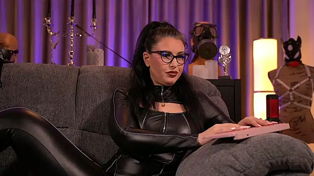 Snapshot of kelly_kent chatting on 12/12/24, 01:10 kelly kent online show from 12/12/24, 01:10