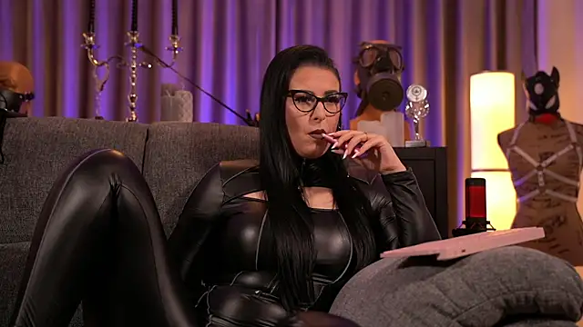 Snapshot of kelly_kent chatting on 12/16/24, 12:37 kelly kent online show from 12/16/24, 12:37