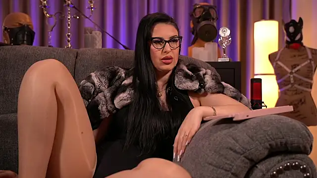 Snapshot of kelly_kent chatting on 12/22/24, 01:55 kelly kent online show from 12/22/24, 01:55