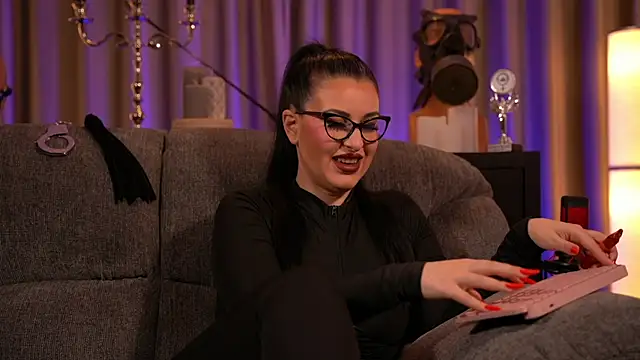 Snapshot of kelly_kent chatting on 02/13/25, 10:44 kelly kent online show from 02/13/25, 10:44