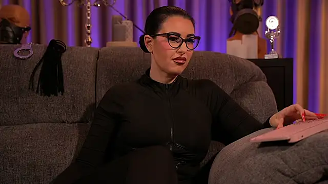 Snapshot of kelly_kent chatting on 03/03/25, 01:42 kelly kent online show from 03/03/25, 01:42