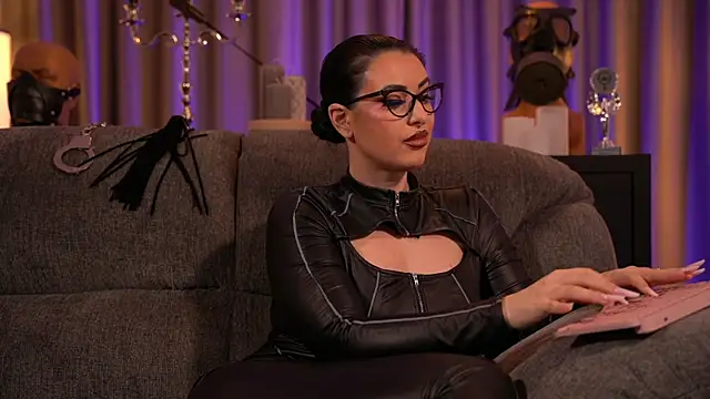 Snapshot of kelly_kent chatting on 03/09/25, 06:28 kelly kent online show from 03/09/25, 06:28